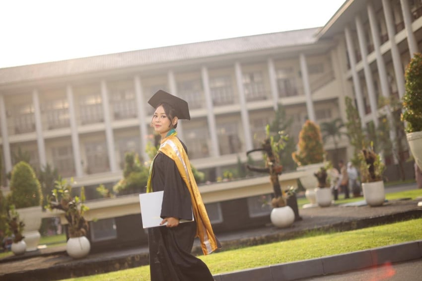 Amanda Eka Lupita: Wisudawan Termuda S2 UGM di Usia 22!