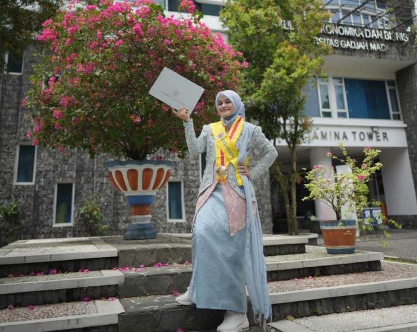 Kisah Sukses Roro: Doktor UGM Tercepat & Rahasia di Baliknya!