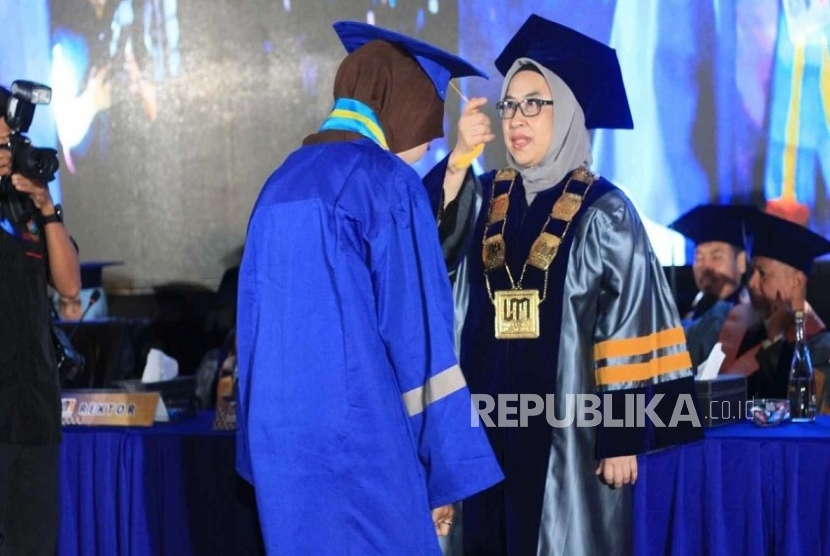 Wisuda Perdana FEB UNM: Talenta Ekonomi Digital Masa Depan