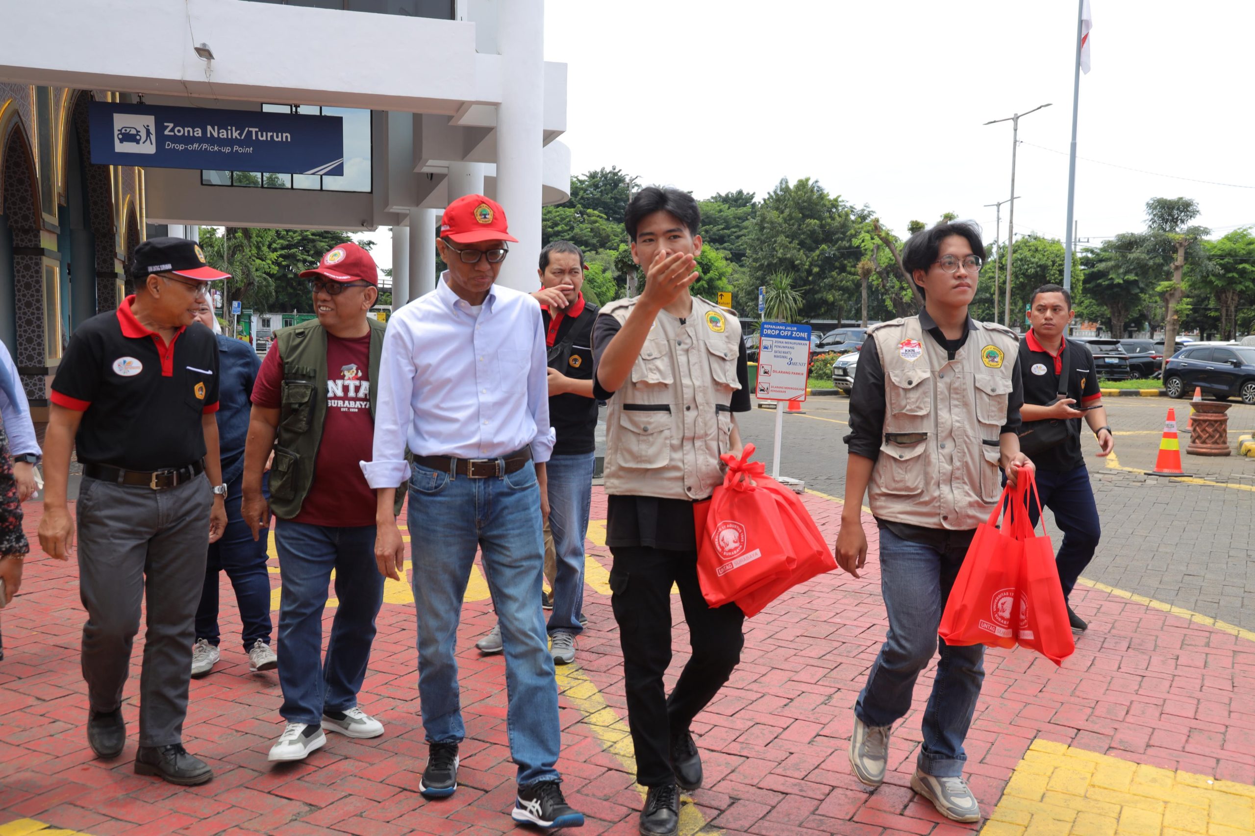 Mahasiswa Untag Surabaya Berperan dalam Arus Mudik 2026